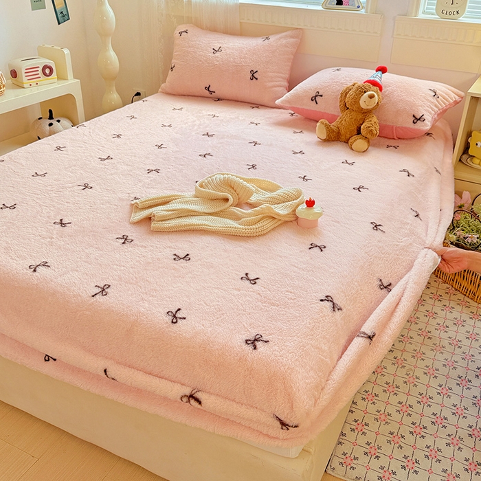 91家纺网 家纺一手货源 找家纺 2025新品兔毛印花单床笠 床笠-粉色蝴蝶结