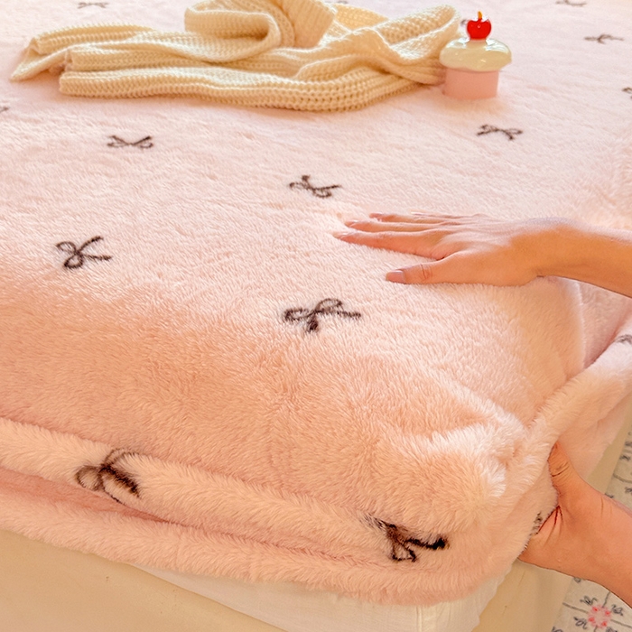 91家纺网 家纺一手货源 找家纺 2025新品兔毛印花单床笠 床笠-粉色蝴蝶结