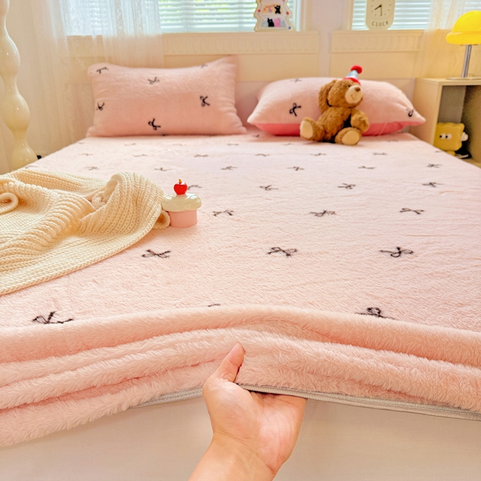 91家纺网 家纺一手货源 找家纺 2025新品兔毛印花单床笠 床笠-粉色蝴蝶结