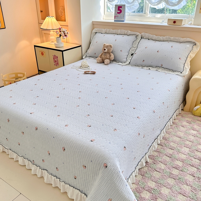 91家纺网 家纺一手货源 找家纺 岚吉家纺 2025新款有氧双层纱花边床盖系列草莓物语