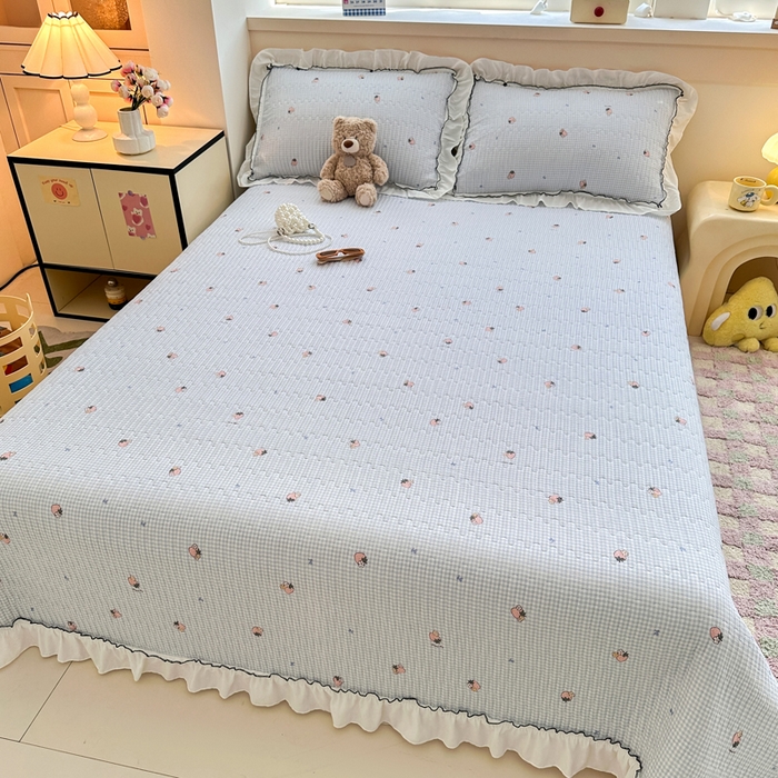 91家纺网 家纺一手货源 找家纺 岚吉家纺 2025新款有氧双层纱花边床盖系列草莓物语