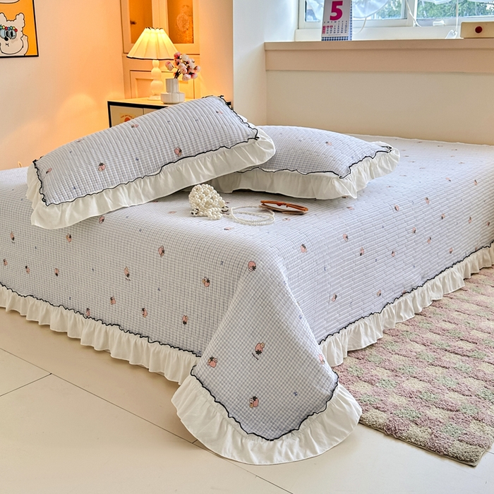 91家纺网 家纺一手货源 找家纺 岚吉家纺 2025新款有氧双层纱花边床盖系列草莓物语