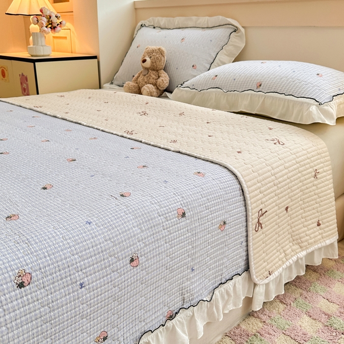 91家纺网 家纺一手货源 找家纺 岚吉家纺 2025新款有氧双层纱花边床盖系列草莓物语