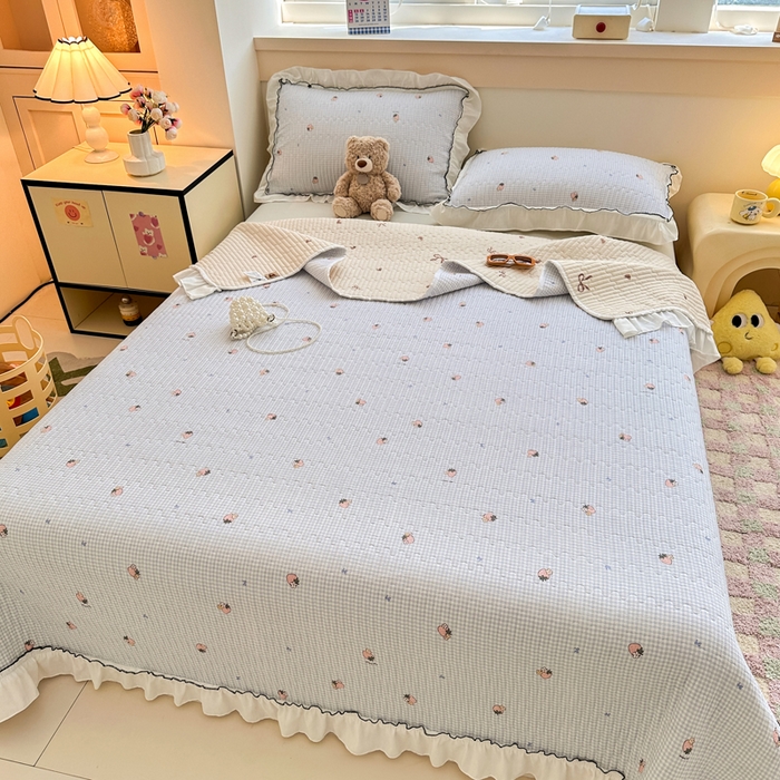 91家纺网 家纺一手货源 找家纺 岚吉家纺 2025新款有氧双层纱花边床盖系列草莓物语