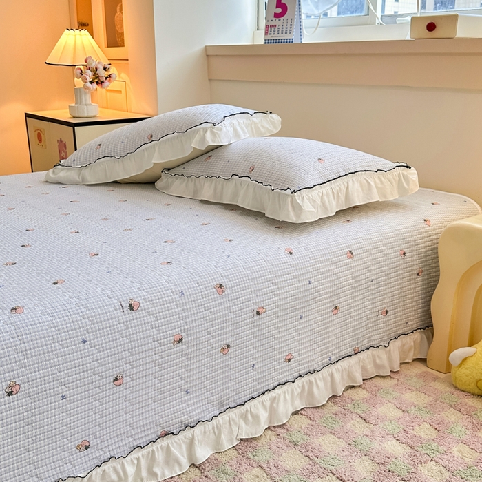 91家纺网 家纺一手货源 找家纺 岚吉家纺 2025新款有氧双层纱花边床盖系列草莓物语