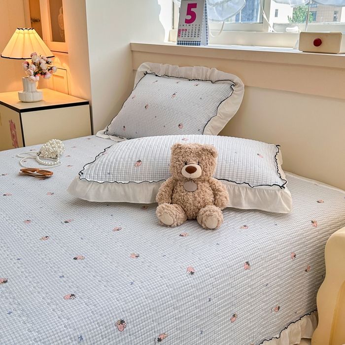 91家纺网 家纺一手货源 找家纺 岚吉家纺 2025新款有氧双层纱花边床盖系列草莓物语