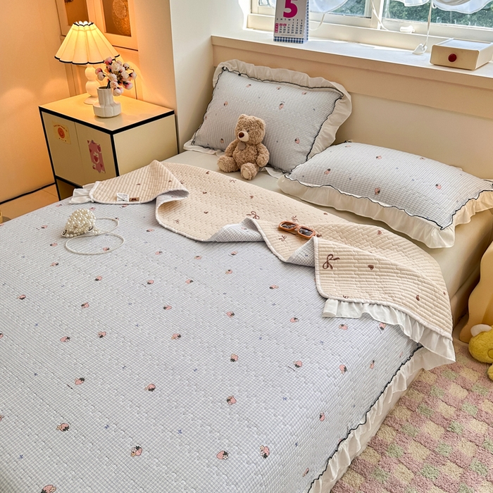 91家纺网 家纺一手货源 找家纺 岚吉家纺 2025新款有氧双层纱花边床盖系列草莓物语