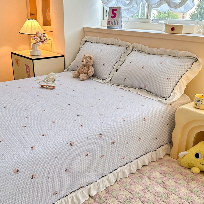 91家纺网 家纺一手货源 找家纺 岚吉家纺 2025新款有氧双层纱花边床盖系列草莓物语