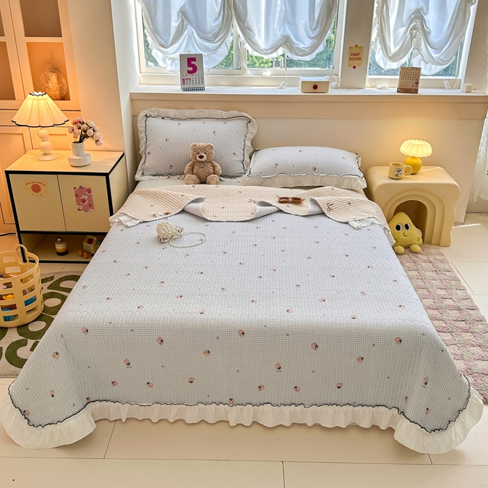 91家纺网 家纺一手货源 找家纺 岚吉家纺 2025新款有氧双层纱花边床盖系列草莓物语