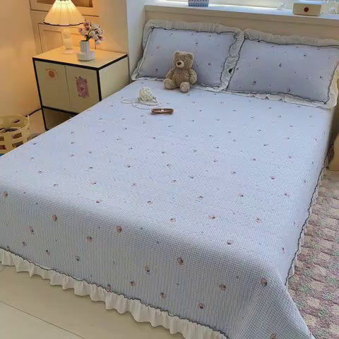 91家纺网 家纺一手货源 找家纺 岚吉家纺 2025新款有氧双层纱花边床盖系列草莓物语