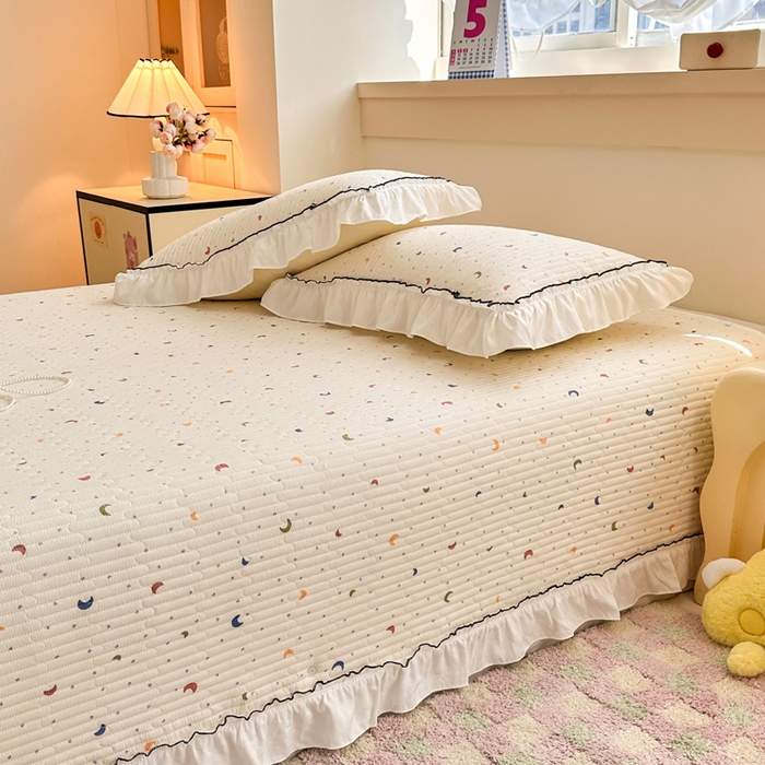 91家纺网 家纺一手货源 找家纺 岚吉家纺 2025新款有氧双层纱花边床盖系列月儿弯弯