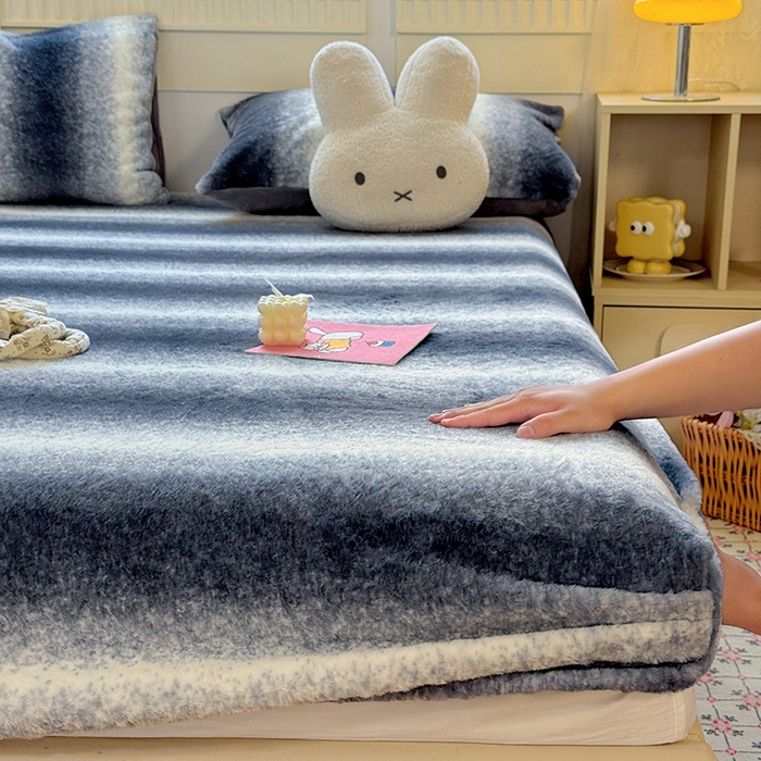 91家纺网 家纺一手货源 找家纺 2025新品兔毛印花单床笠 床笠-雾蓝