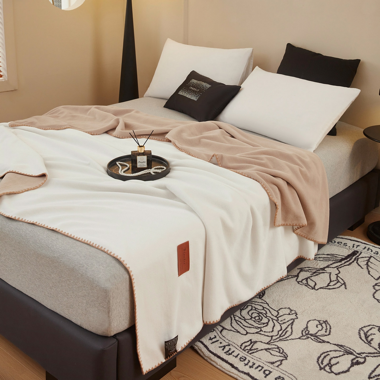 91家纺网 家纺一手货源 找家纺 肖恩毯业 2025新款轻奢纯色仿羊绒毯单层双层保暖加厚秋冬毛毯盖毯毯子跨境专供 仿羊绒双层-白-咖