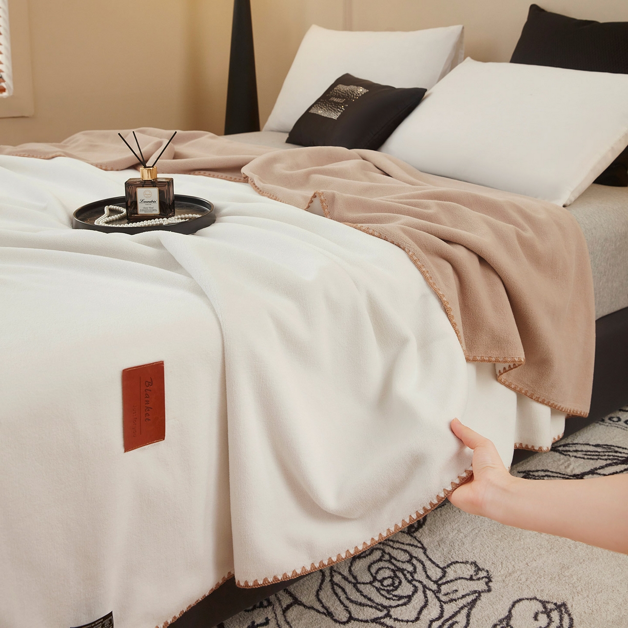 91家纺网 家纺一手货源 找家纺 肖恩毯业 2025新款轻奢纯色仿羊绒毯单层双层保暖加厚秋冬毛毯盖毯毯子跨境专供 仿羊绒双层-白-咖