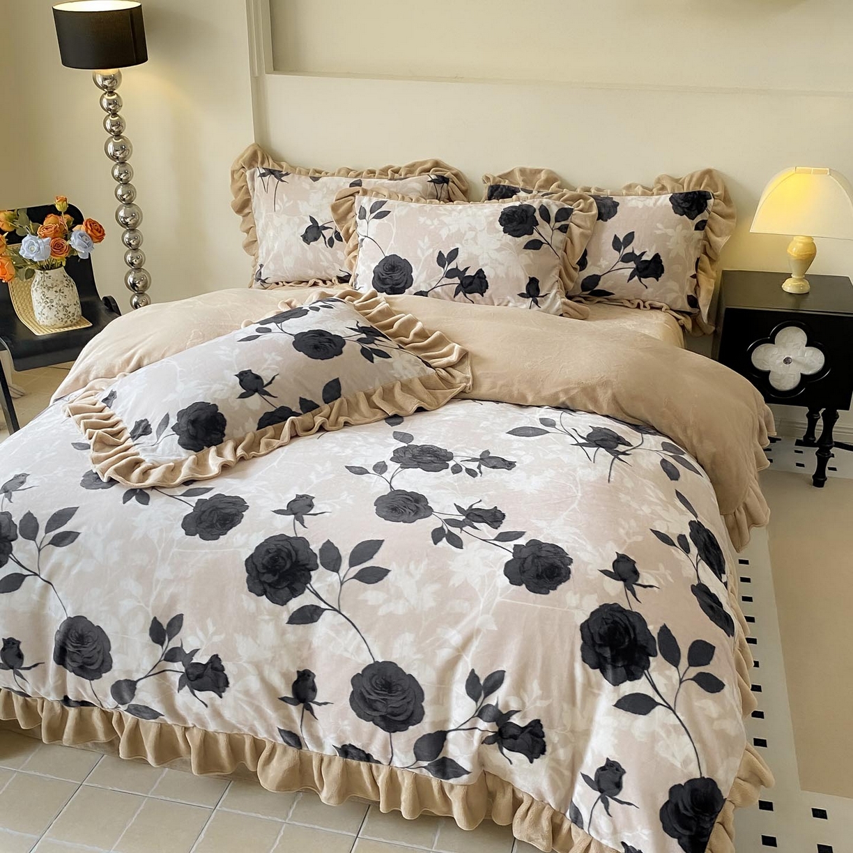 91家纺网 家纺一手货源 找家纺 慕希家纺 2025新款高克重牛奶绒花边款四件套 玫瑰之吻-咖