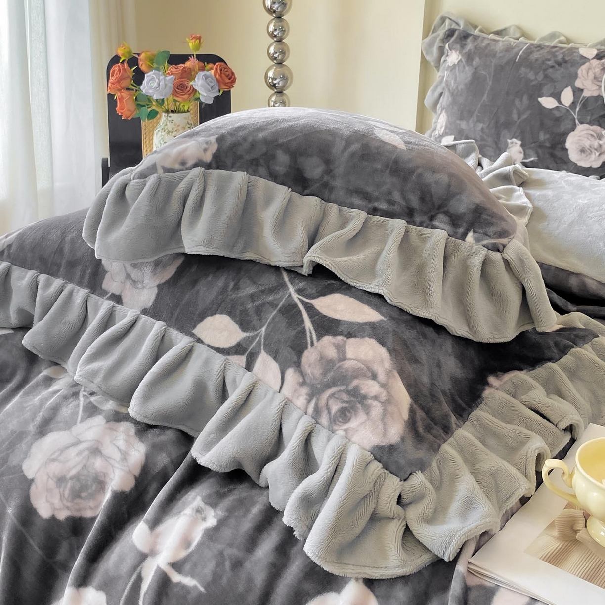 91家纺网 家纺一手货源 找家纺 慕希家纺 2025新款高克重牛奶绒花边款四件套 玫瑰之吻-米