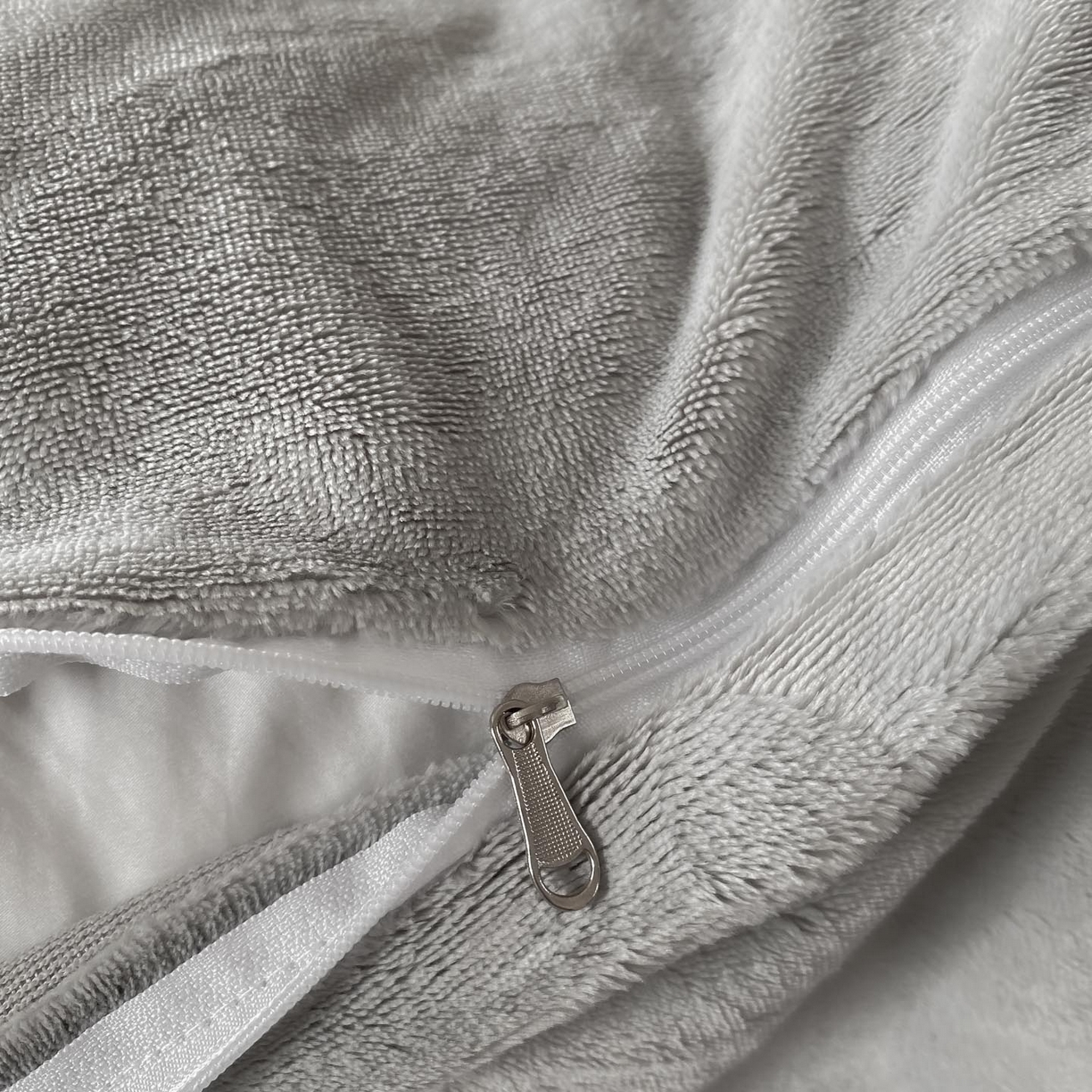 91家纺网 家纺一手货源 找家纺 慕希家纺 2025新款高克重牛奶绒花边款四件套 玫瑰之吻-米