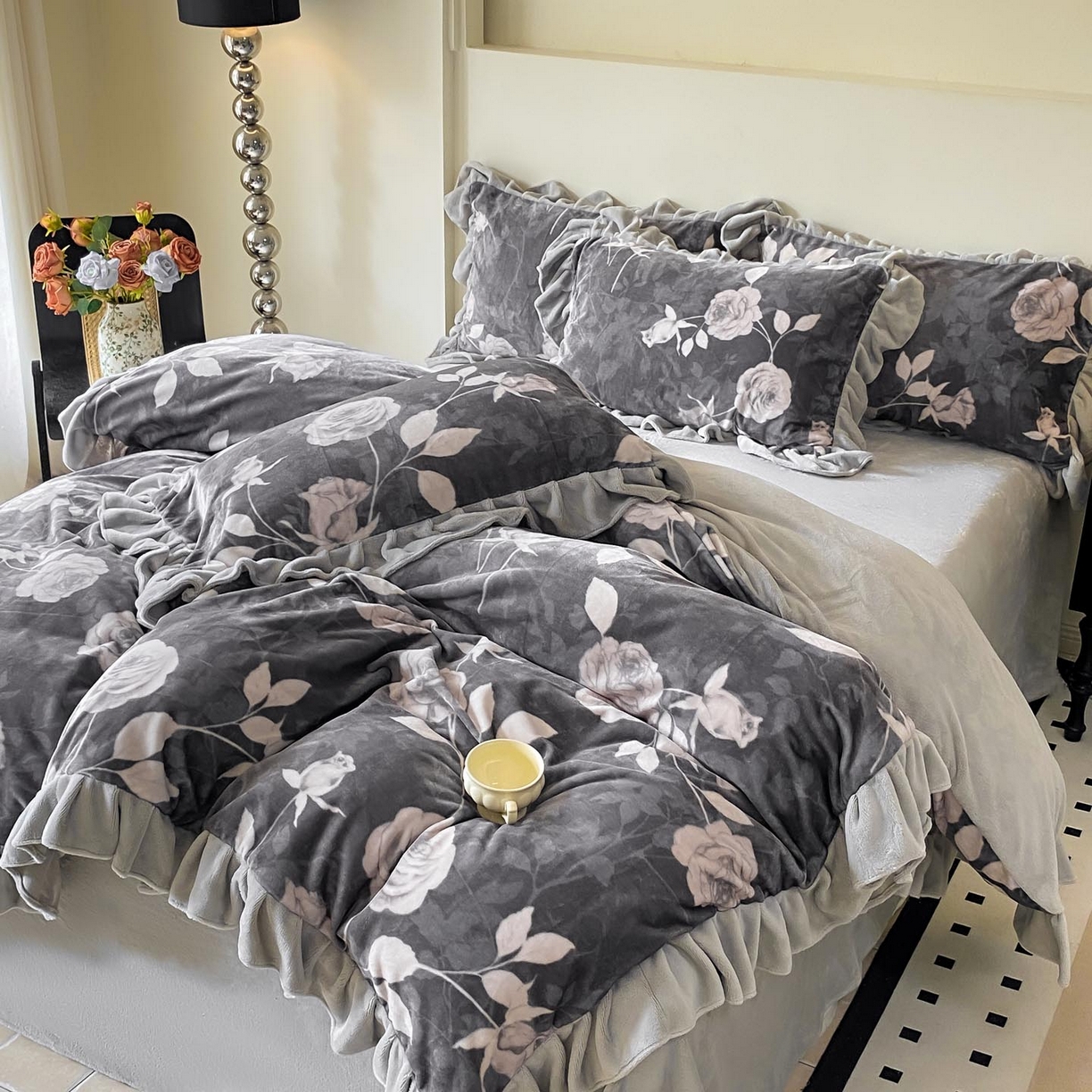 91家纺网 家纺一手货源 找家纺 慕希家纺 2025新款高克重牛奶绒花边款四件套 玫瑰之吻-米