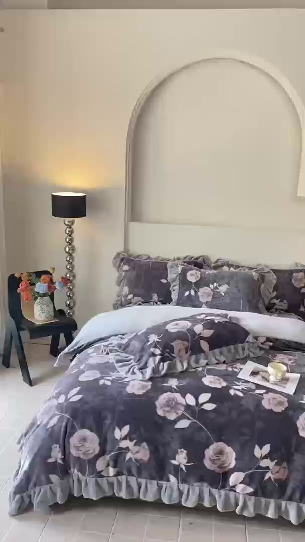 91家纺网 家纺一手货源 找家纺 慕希家纺 2025新款高克重牛奶绒花边款四件套 玫瑰之吻-米