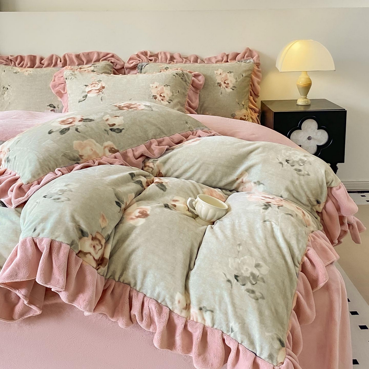 91家纺网 家纺一手货源 找家纺 慕希家纺 2025新款高克重牛奶绒花边款四件套 木棉花-绿