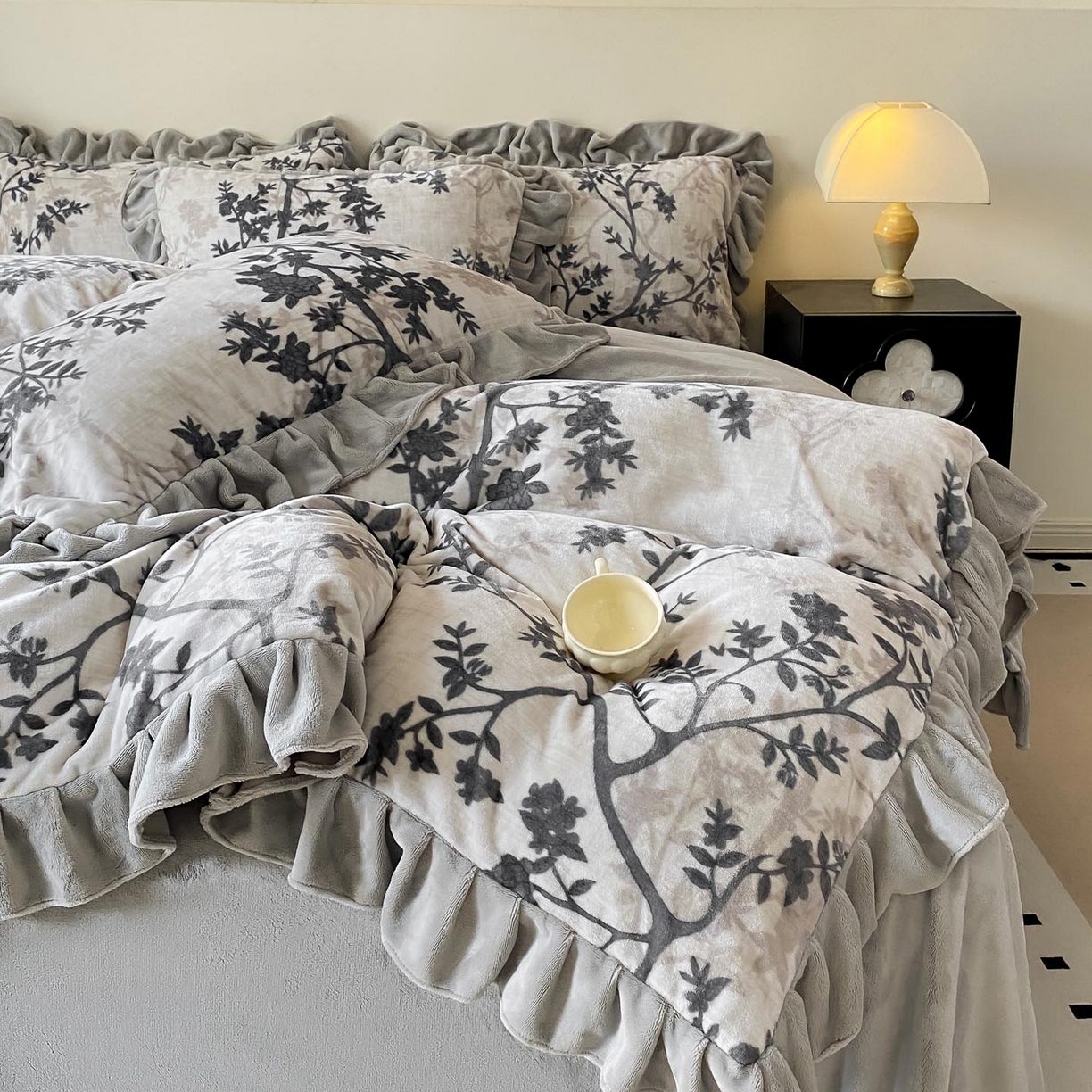 91家纺网 家纺一手货源 找家纺 慕希家纺 2025新款高克重牛奶绒花边款四件套 山奈-米