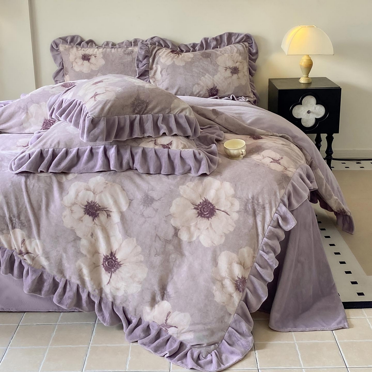 91家纺网 家纺一手货源 找家纺 慕希家纺 2025新款高克重牛奶绒花边款四件套 虞美人-紫