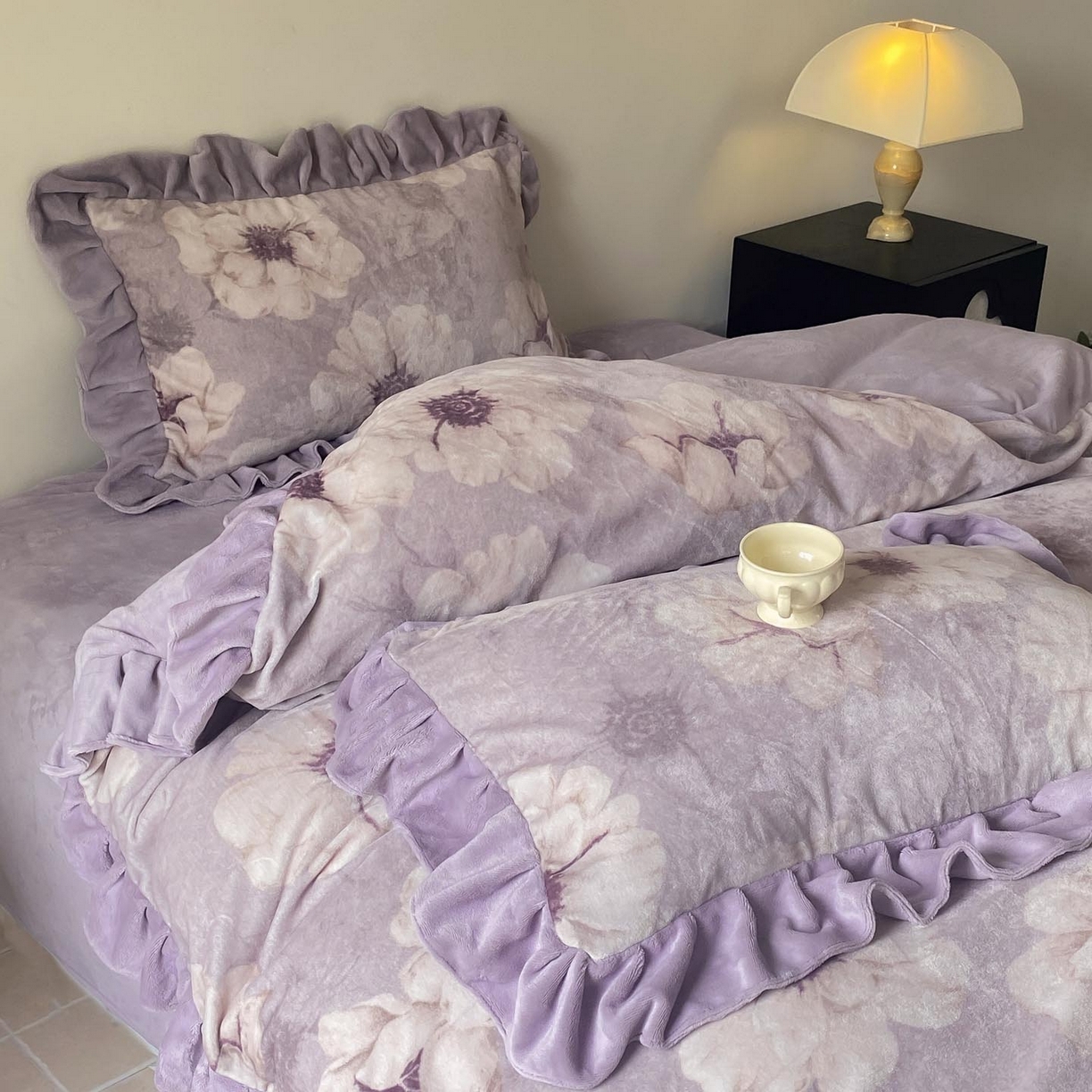 91家纺网 家纺一手货源 找家纺 慕希家纺 2025新款高克重牛奶绒花边款四件套 虞美人-紫