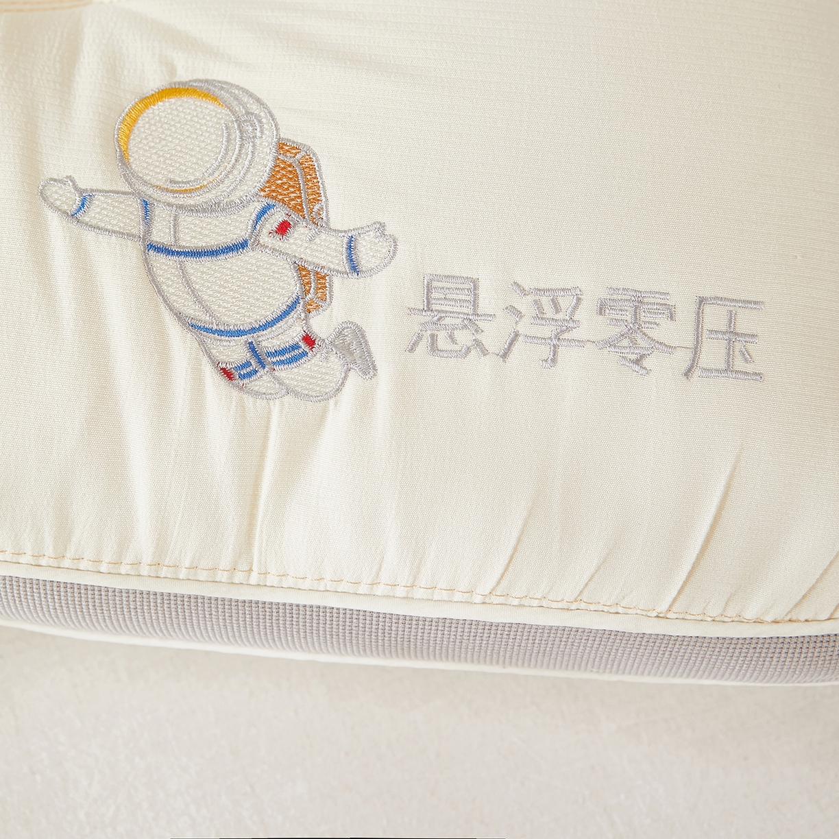 91家纺网 家纺一手货源 找家纺 （总）鼎晟纺 2025新款宇航员悬浮零压枕护颈枕头成人学生枕芯