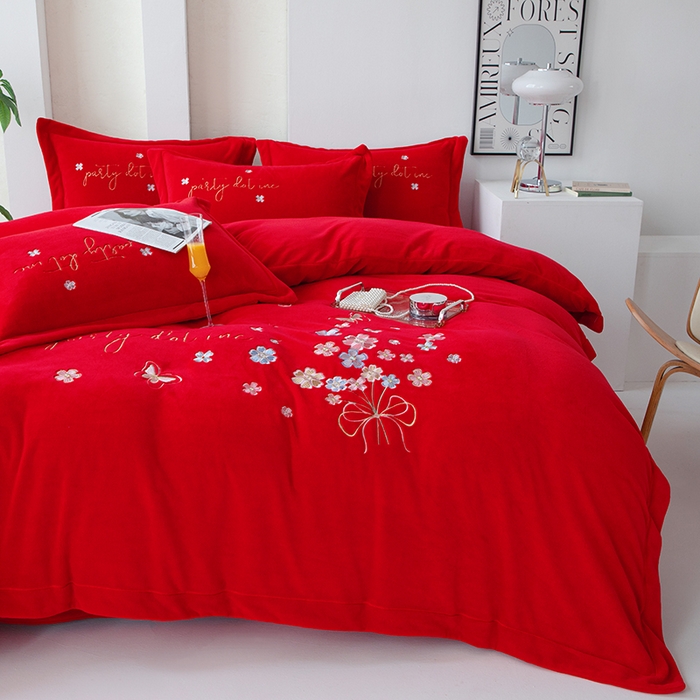 91家纺网 家纺一手货源 找家纺 优姿家纺 2025新款全消光10斤牛奶绒宽边绣花保暖四件套 蝶语花香大红