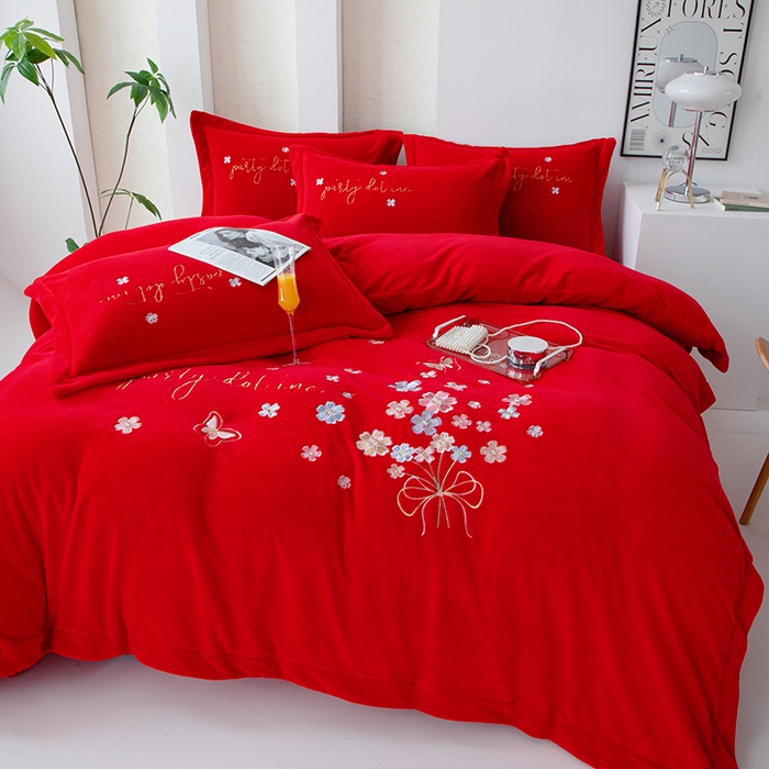 91家纺网 家纺一手货源 找家纺 优姿家纺 2025新款全消光10斤牛奶绒宽边绣花保暖四件套 蝶语花香大红