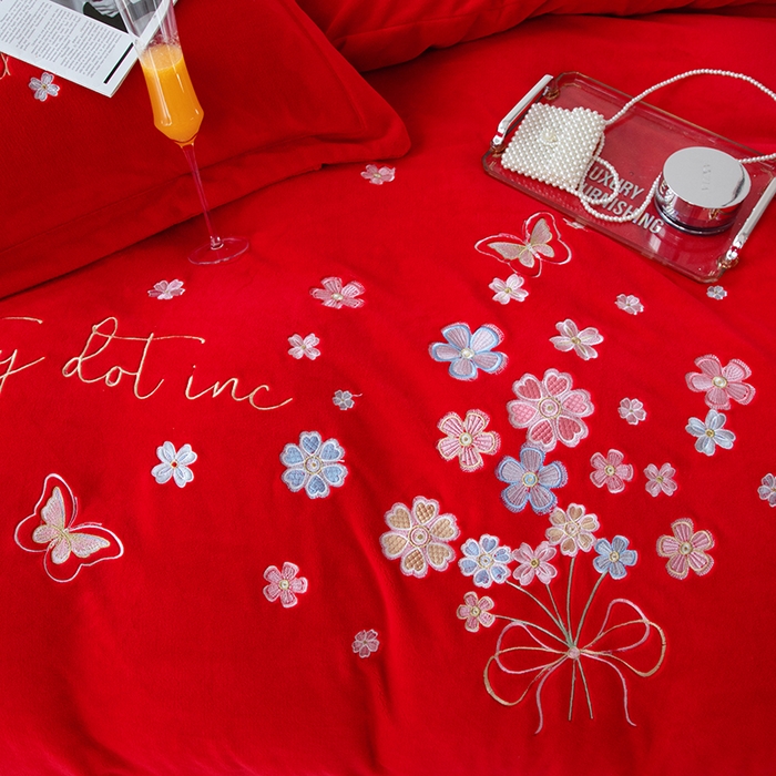 91家纺网 家纺一手货源 找家纺 优姿家纺 2025新款全消光10斤牛奶绒宽边绣花保暖四件套 蝶语花香大红