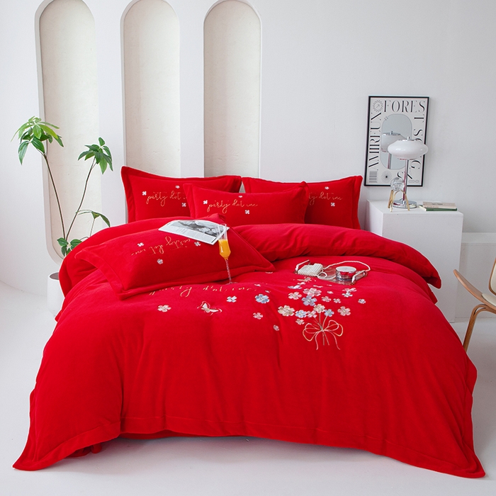 优姿家纺 2025新款全消光10斤牛奶绒宽边绣花保暖四件套 蝶语花香大红