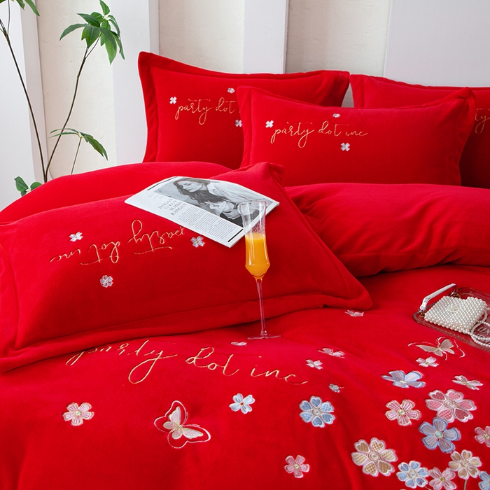 91家纺网 家纺一手货源 找家纺 优姿家纺 2025新款全消光10斤牛奶绒宽边绣花保暖四件套 蝶语花香大红