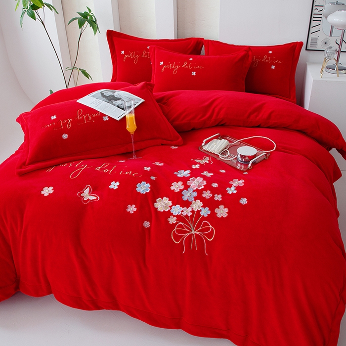 91家纺网 家纺一手货源 找家纺 优姿家纺 2025新款全消光10斤牛奶绒宽边绣花保暖四件套 蝶语花香大红