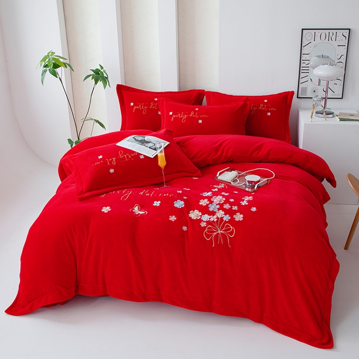 91家纺网 家纺一手货源 找家纺 优姿家纺 2025新款全消光10斤牛奶绒宽边绣花保暖四件套 蝶语花香大红