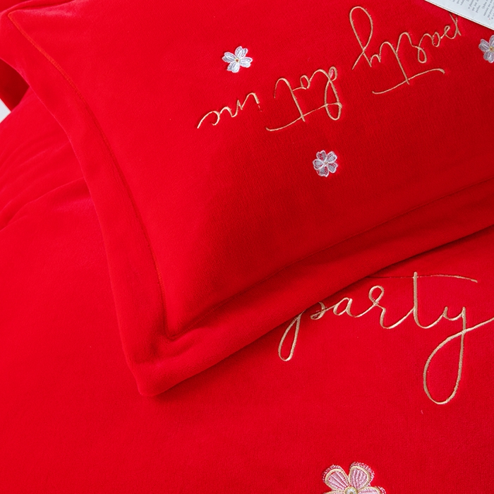 91家纺网 家纺一手货源 找家纺 优姿家纺 2025新款全消光10斤牛奶绒宽边绣花保暖四件套 蝶语花香大红