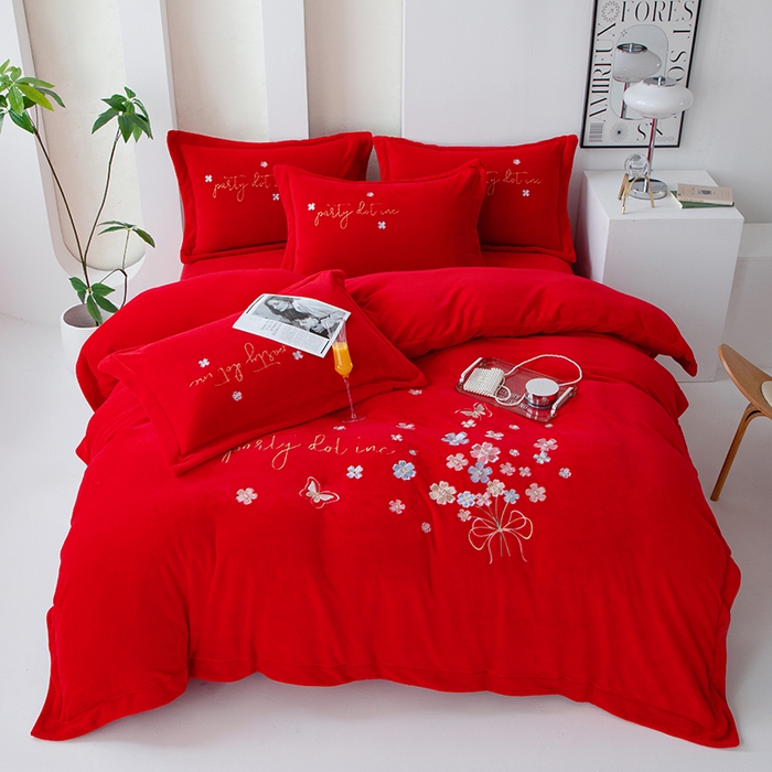 91家纺网 家纺一手货源 找家纺 优姿家纺 2025新款全消光10斤牛奶绒宽边绣花保暖四件套 蝶语花香大红