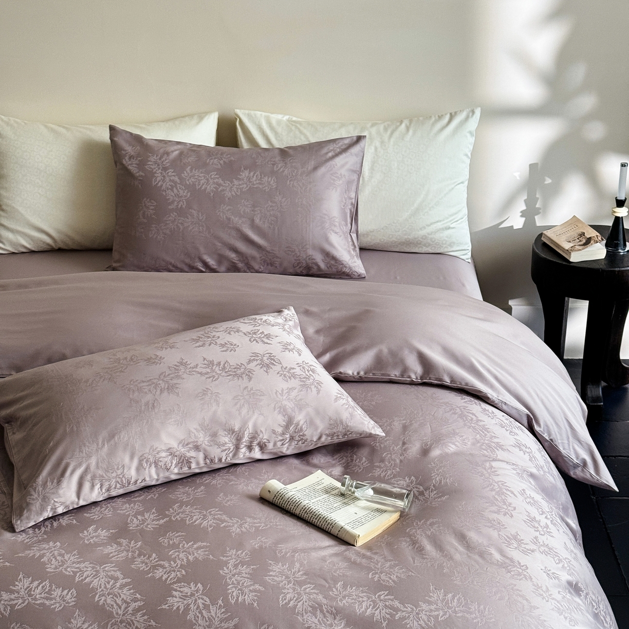 91家纺网 家纺一手货源 找家纺 （总）ONE TWO ONE 121 2025新款高支高密提花贡缎长绒棉四件套-枫染秋序（【提供买家秀】}为了各位老板们都有利润空间，平台控价券后不得低于318/338元，感谢您的配合与支持！）