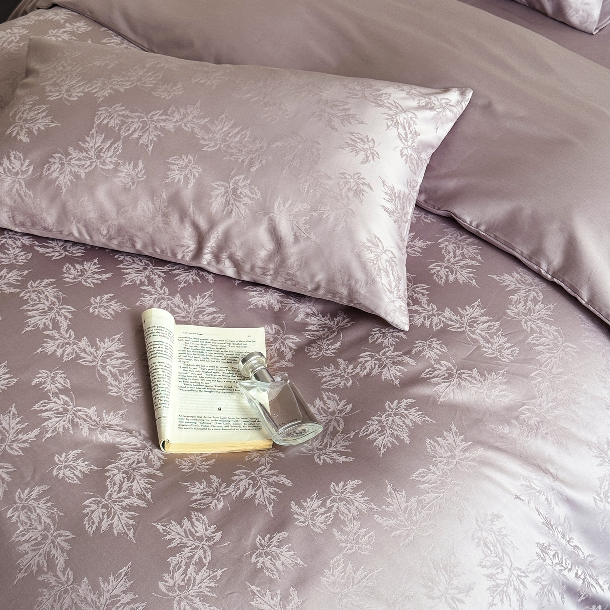 91家纺网 家纺一手货源 找家纺 （总）ONE TWO ONE 121 2025新款高支高密提花贡缎长绒棉四件套-枫染秋序（【提供买家秀】}为了各位老板们都有利润空间，平台控价券后不得低于318/338元，感谢您的配合与支持！）