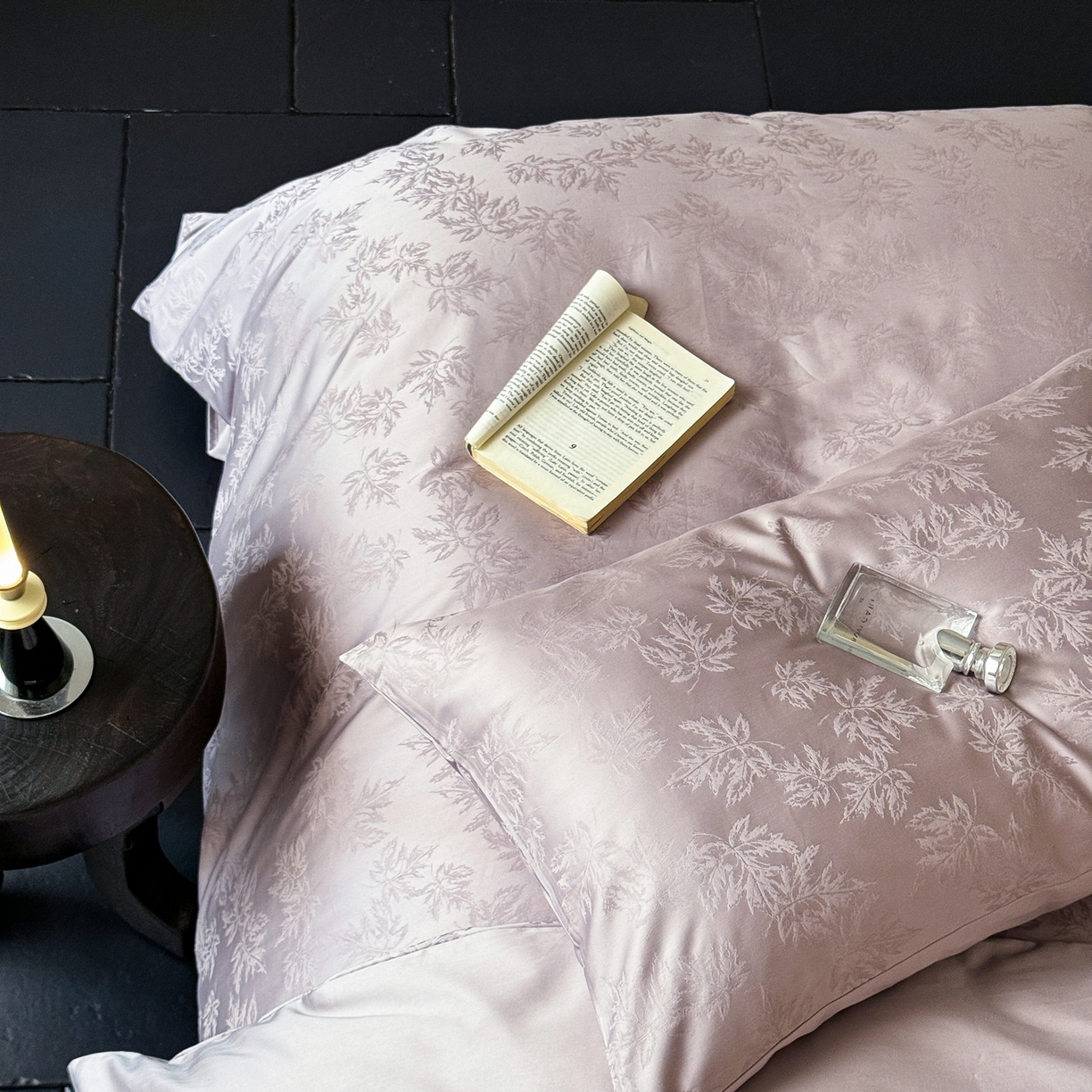 91家纺网 家纺一手货源 找家纺 （总）ONE TWO ONE 121 2025新款高支高密提花贡缎长绒棉四件套-枫染秋序（【提供买家秀】}为了各位老板们都有利润空间，平台控价券后不得低于318/338元，感谢您的配合与支持！）