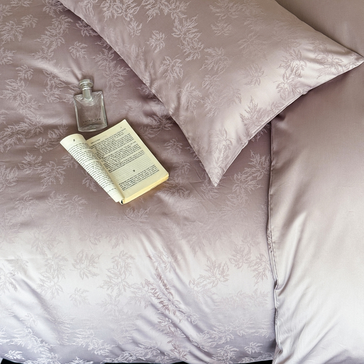 91家纺网 家纺一手货源 找家纺 （总）ONE TWO ONE 121 2025新款高支高密提花贡缎长绒棉四件套-枫染秋序（【提供买家秀】}为了各位老板们都有利润空间，平台控价券后不得低于318/338元，感谢您的配合与支持！）