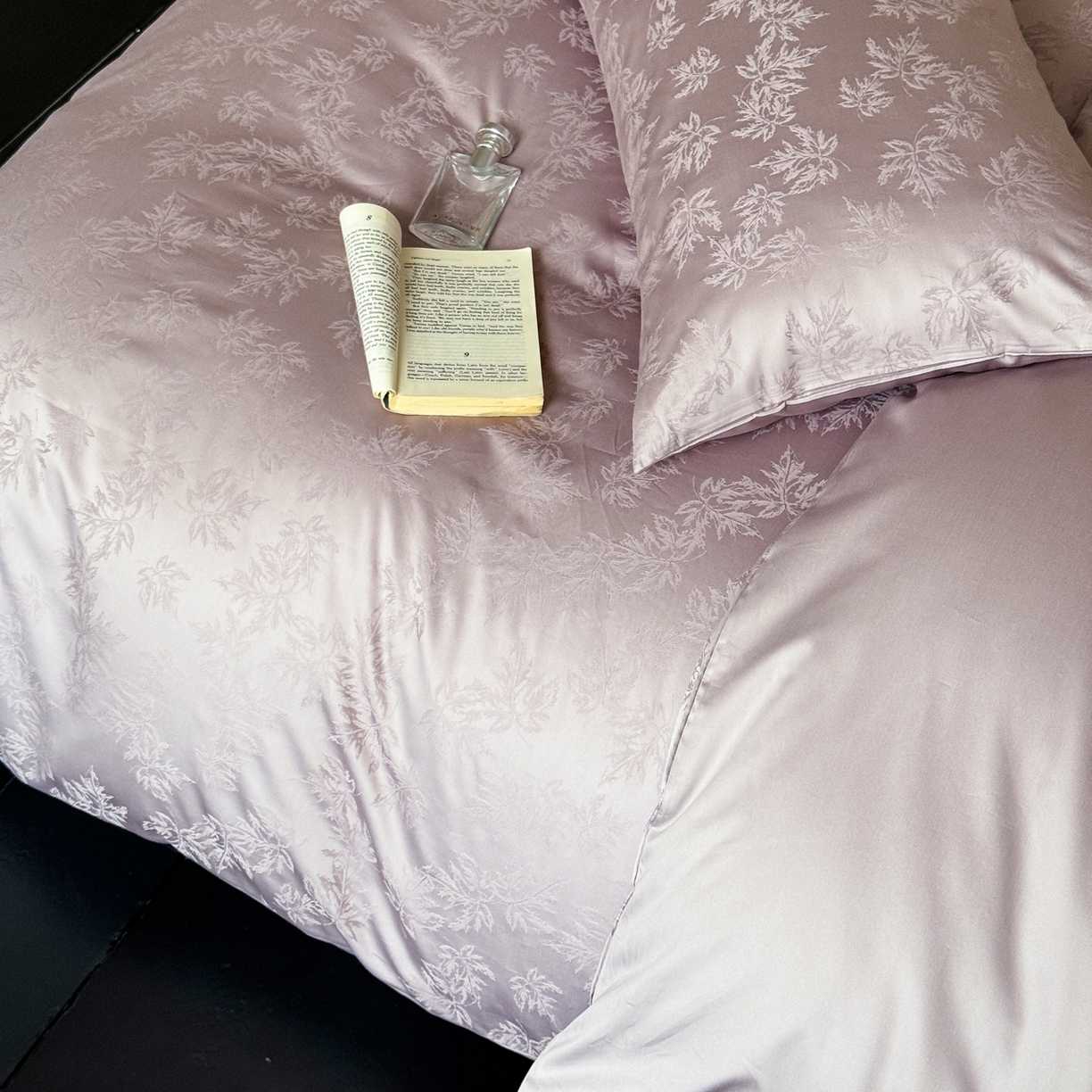 91家纺网 家纺一手货源 找家纺 （总）ONE TWO ONE 121 2025新款高支高密提花贡缎长绒棉四件套-枫染秋序（【提供买家秀】}为了各位老板们都有利润空间，平台控价券后不得低于318/338元，感谢您的配合与支持！）