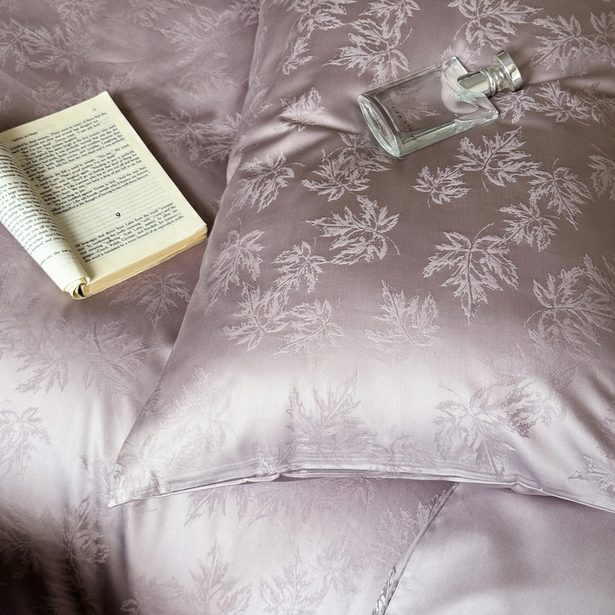 91家纺网 家纺一手货源 找家纺 （总）ONE TWO ONE 121 2025新款高支高密提花贡缎长绒棉四件套-枫染秋序（【提供买家秀】}为了各位老板们都有利润空间，平台控价券后不得低于318/338元，感谢您的配合与支持！）