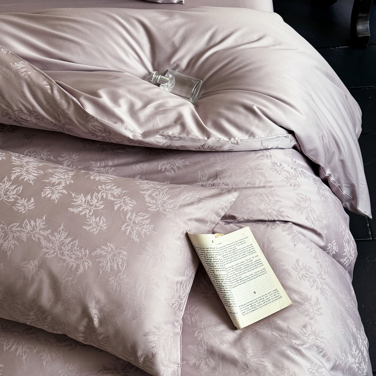 91家纺网 家纺一手货源 找家纺 （总）ONE TWO ONE 121 2025新款高支高密提花贡缎长绒棉四件套-枫染秋序（【提供买家秀】}为了各位老板们都有利润空间，平台控价券后不得低于318/338元，感谢您的配合与支持！）