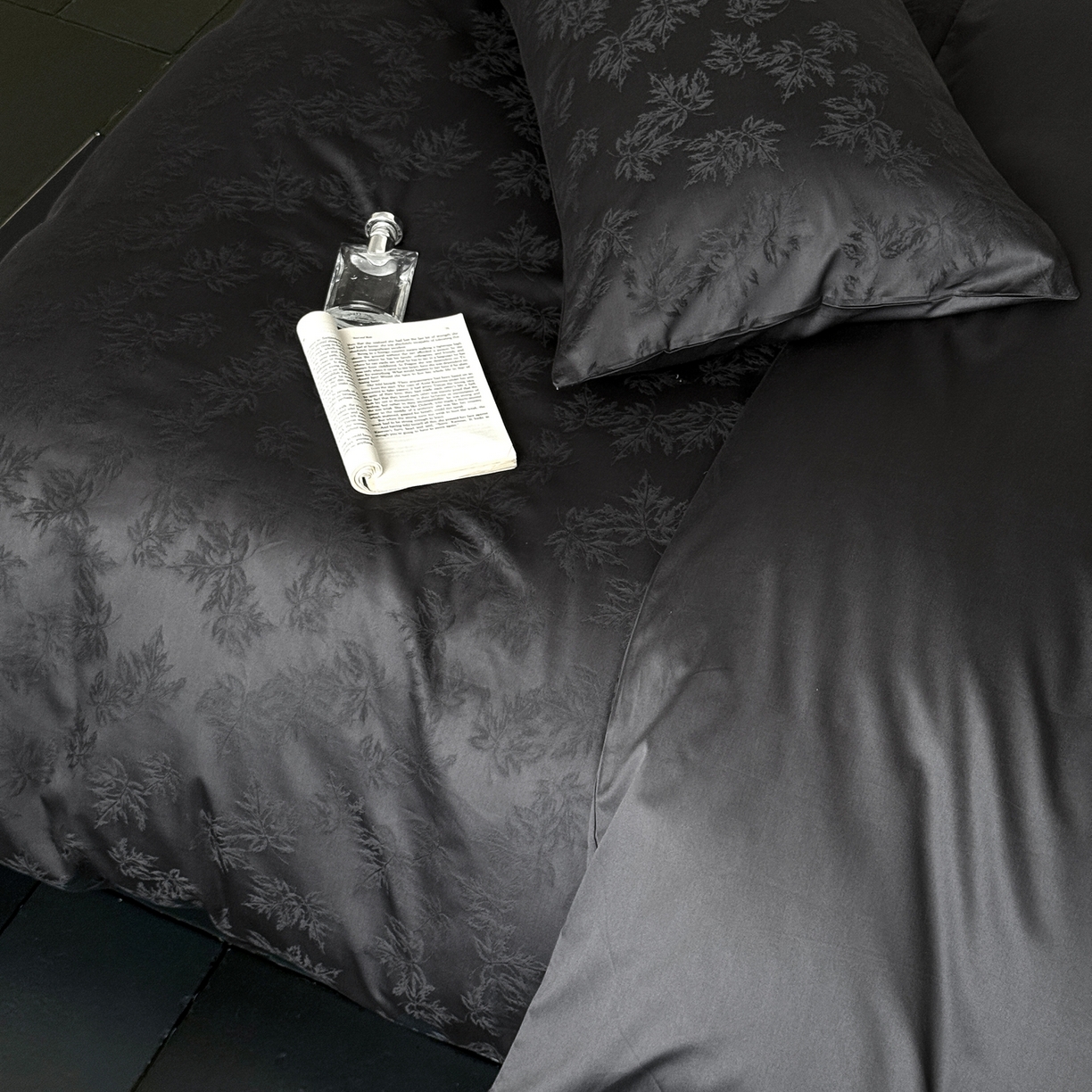 91家纺网 家纺一手货源 找家纺 ONE TWO ONE 121 2025新款高支高密提花贡缎长绒棉四件套-枫染秋序（【提供买家秀】}为了各位老板们都有利润空间，平台控价券后不得低于318/338元，感谢您的配合与支持！） 枫染秋序-