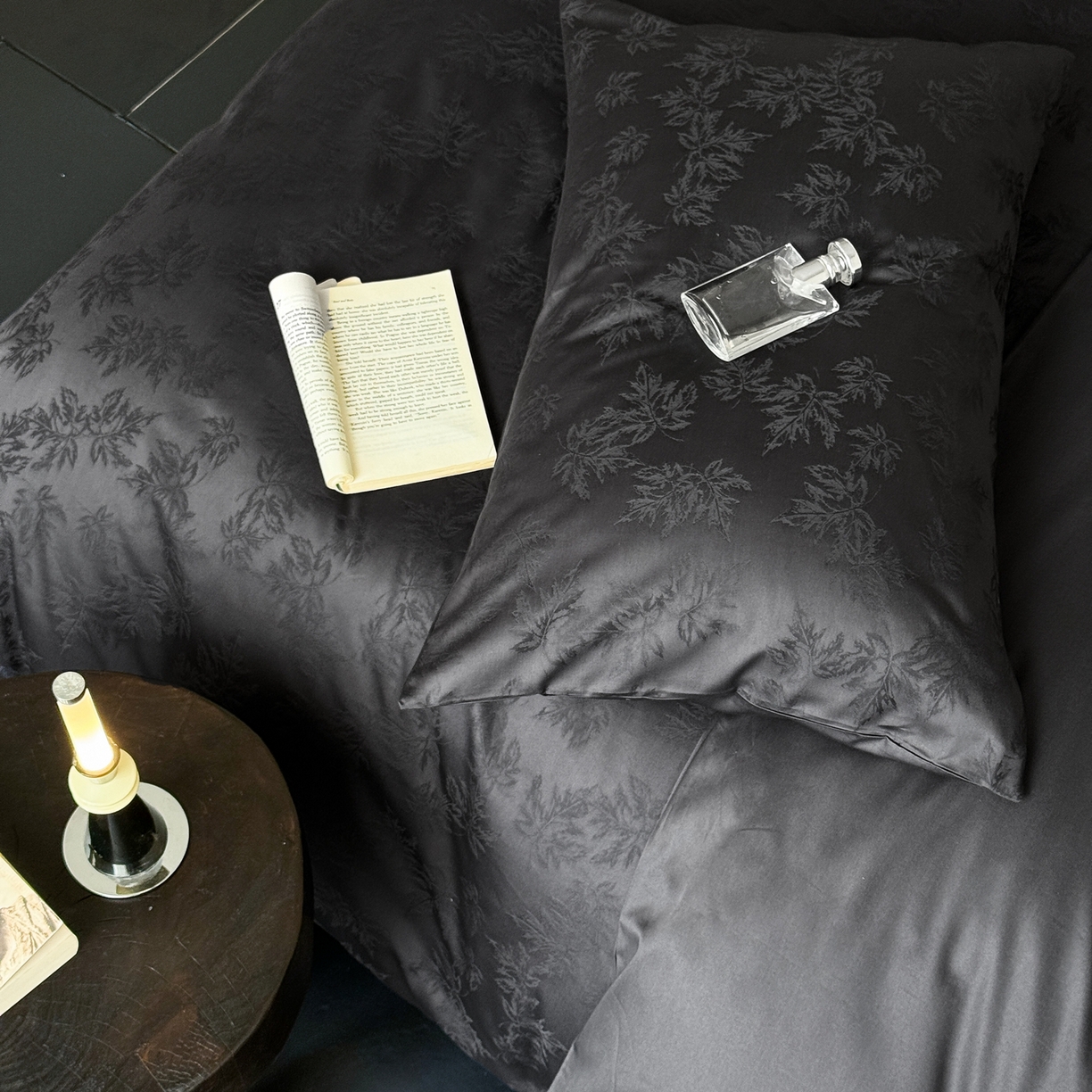 91家纺网 家纺一手货源 找家纺 ONE TWO ONE 121 2025新款高支高密提花贡缎长绒棉四件套-枫染秋序（【提供买家秀】}为了各位老板们都有利润空间，平台控价券后不得低于318/338元，感谢您的配合与支持！） 枫染秋序-