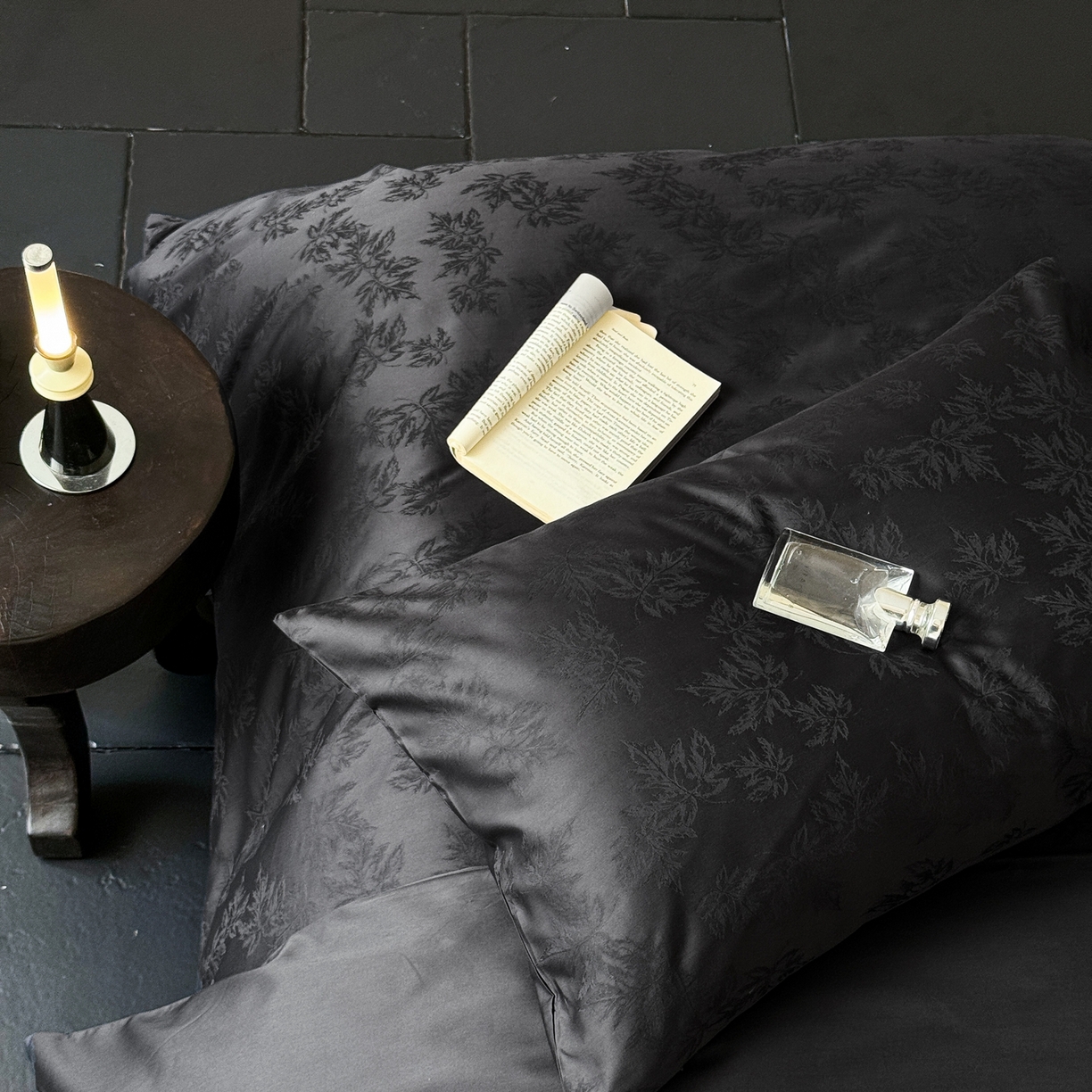 91家纺网 家纺一手货源 找家纺 ONE TWO ONE 121 2025新款高支高密提花贡缎长绒棉四件套-枫染秋序（【提供买家秀】}为了各位老板们都有利润空间，平台控价券后不得低于318/338元，感谢您的配合与支持！） 枫染秋序-