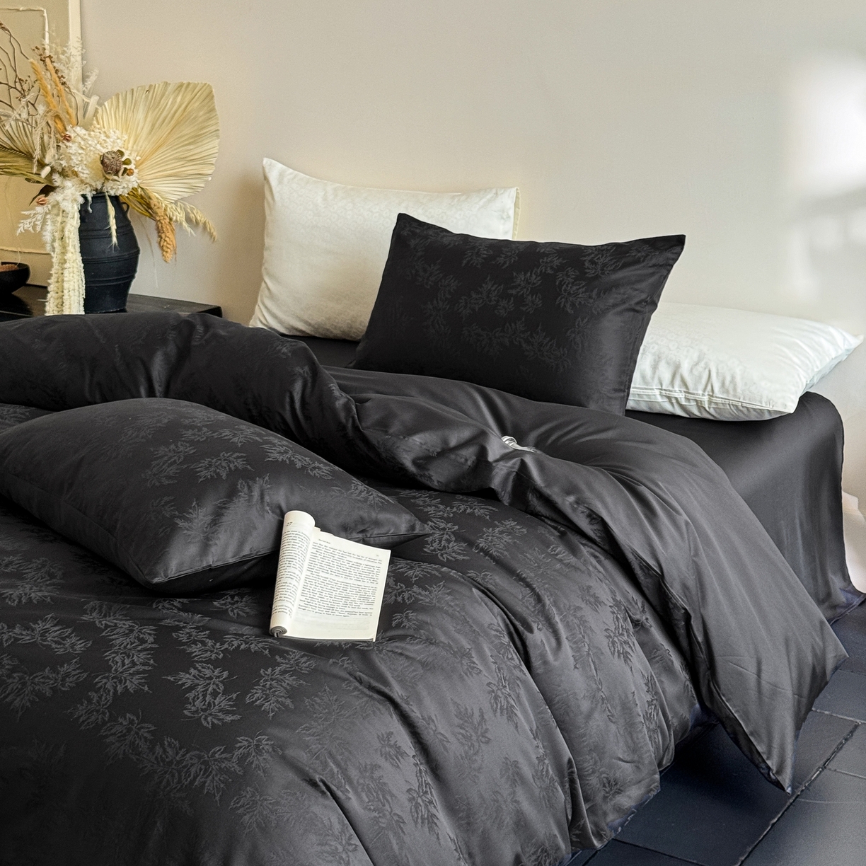 91家纺网 家纺一手货源 找家纺 ONE TWO ONE 121 2025新款高支高密提花贡缎长绒棉四件套-枫染秋序（【提供买家秀】}为了各位老板们都有利润空间，平台控价券后不得低于318/338元，感谢您的配合与支持！） 枫染秋序-