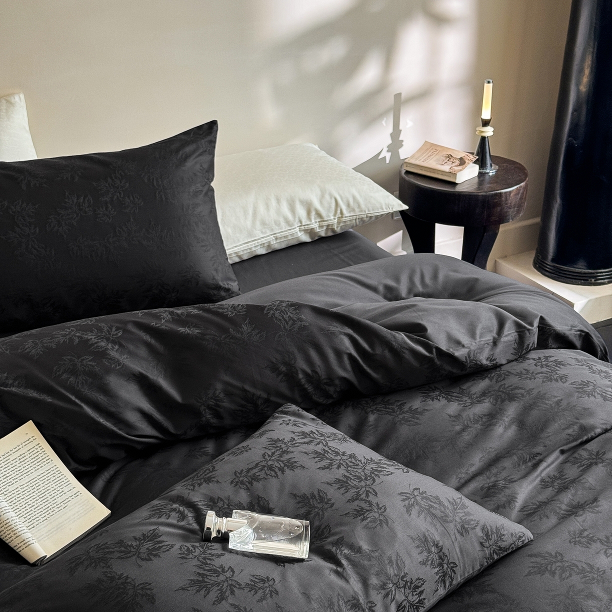 91家纺网 家纺一手货源 找家纺 ONE TWO ONE 121 2025新款高支高密提花贡缎长绒棉四件套-枫染秋序（【提供买家秀】}为了各位老板们都有利润空间，平台控价券后不得低于318/338元，感谢您的配合与支持！） 枫染秋序-