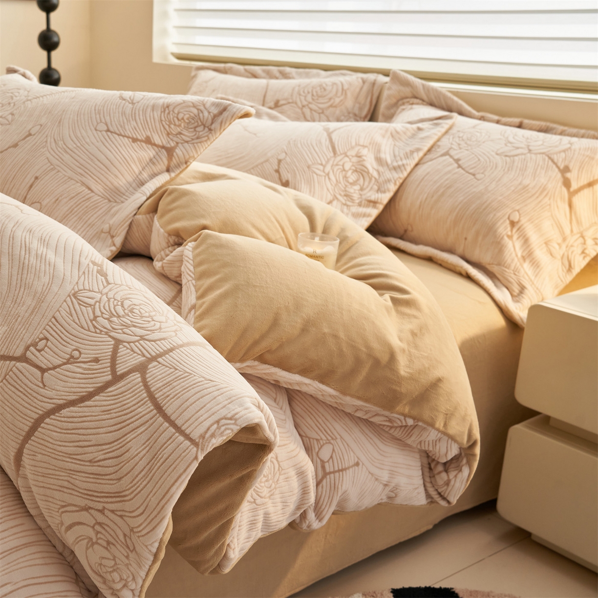 91家纺网 家纺一手货源 找家纺 恒爱家纺 2025新款牛奶绒立体剪花四件套 出水芙蓉-浅咖